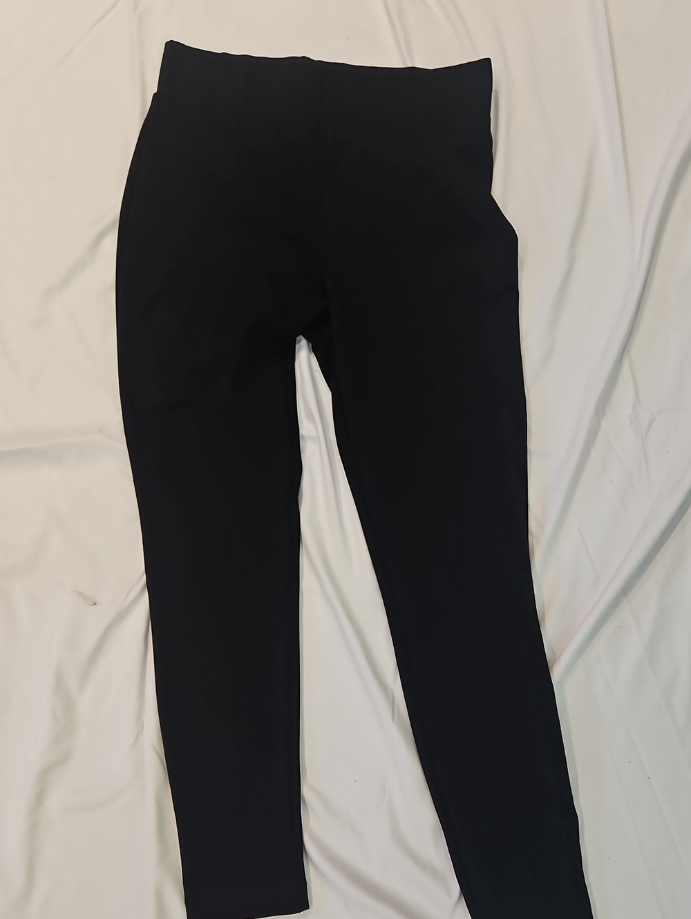 GAP Womens Black Tapered Dress Pants/ Leggings With Crease Line. Good Condition.